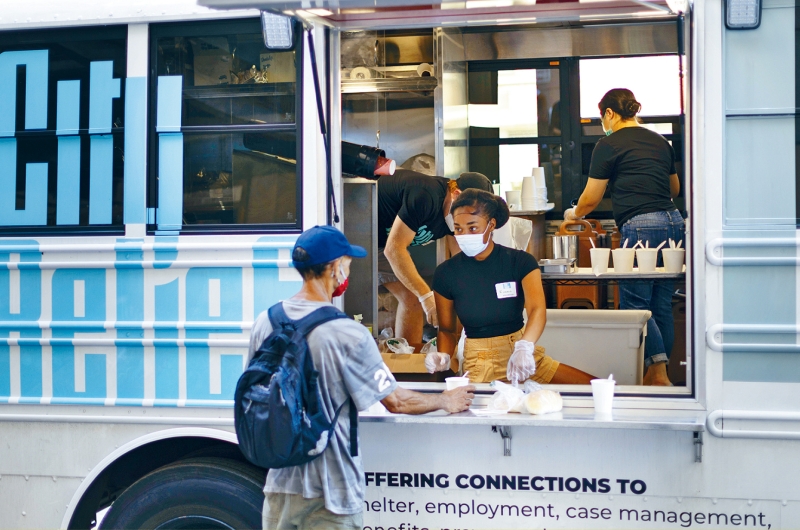 非牟利组织为抵达纽约市移民提供食物支持。 Mostafa Bassim纽约时报 非牟利组织为抵达纽约市移民提供食物支持。 Mostafa Bassim纽约时报