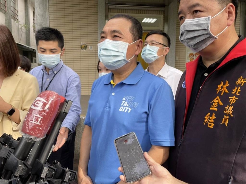 民進黨台北市長參選人陳時中「免治馬桶」政見影片,外界質疑有偷窺問題。新北市長侯友宜今表示,看到影片後覺得不太舒服,質疑有性騷擾的問題。(蔡雯如攝)