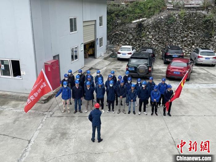 国网甘孜供电公司检修分公司应急抢修队集结赴泸定磨西开展变电站设备和线路巡视维护。 四川电力供图