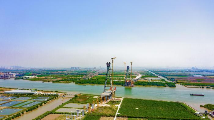 大湾区项目南中高速洪奇门特大桥西主塔封顶