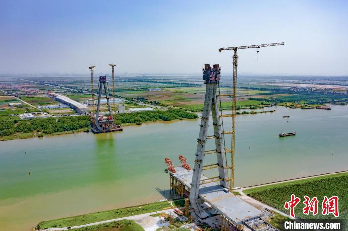 南中高速洪奇门特大桥西主塔封顶 中铁大桥局 供图 南中高速洪奇门特大桥西主塔封顶 中铁大桥局 供图