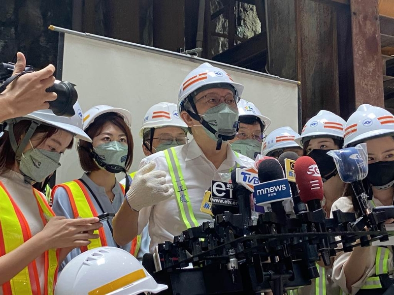 台北市長柯文哲今上午視察捷運萬大線加蚋站暨穿越新店溪至新北永和永平國小站長隧道工程,會後受訪。(陳薏云攝)