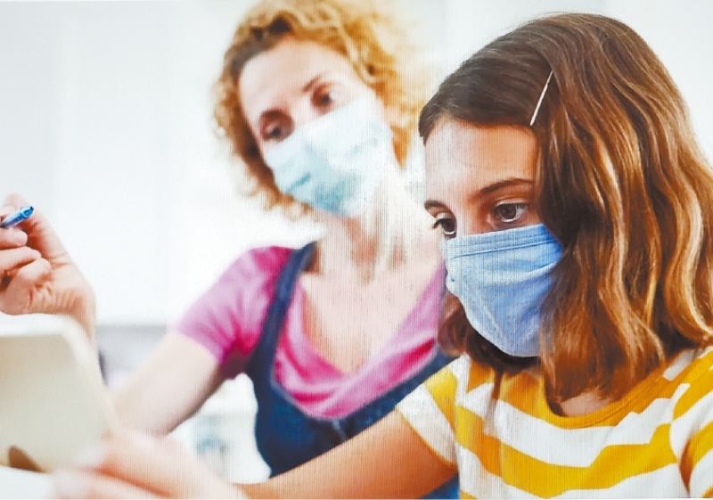 新冠疫情最严重时,不少富裕家庭因不满遥距上课效率低下,而转向聘请私人导师。 随着疫情消退,许多家庭仍然继续这个做法。 EdSurge图片 新冠疫情最严重时,不少富裕家庭因不满遥距上课效率低下,而转向聘请私人导师。 随着疫情消退,许多家庭仍然继续这个做法。 EdSurge图片