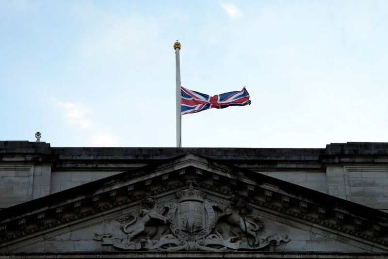 英女王去世,白金汉宫降半旗致哀,民众冒雨撑伞追思哀悼 - 英国女王