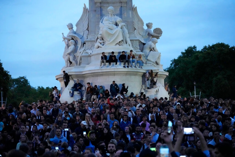 數以百計的英國民眾在白金漢宮門外哀悼。AP圖片