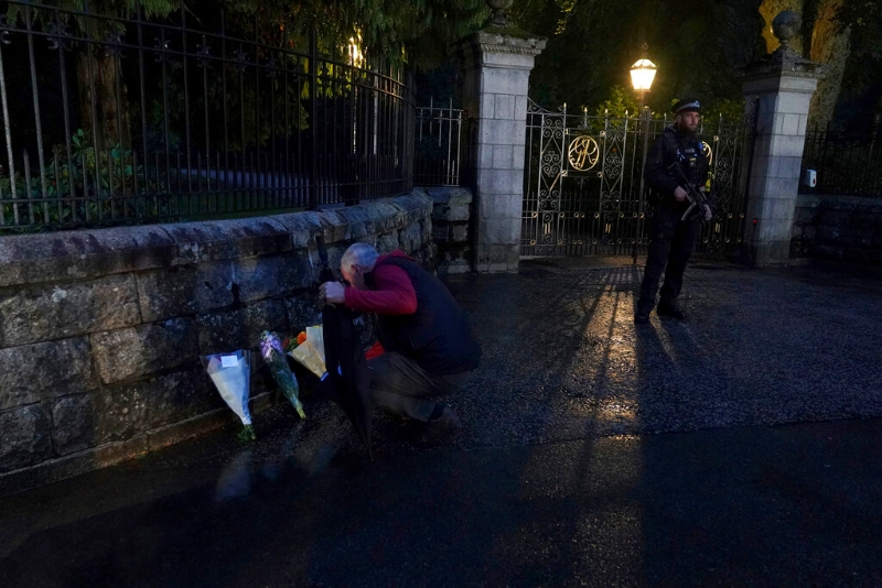 巴爾莫勒爾堡有民眾獻花。AP圖片