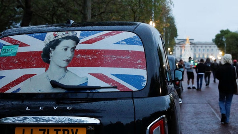 一輛的士後窗上印有伊利沙伯女王的圖象。路透