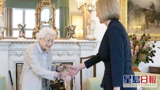 英女皇最後公開身影,手背現瘀青。AP圖片