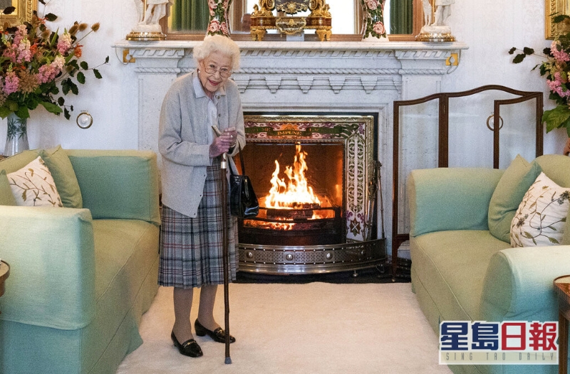 英女皇會見卓慧思時手持手杖站立微笑,但看起來頗為虛弱。AP圖片