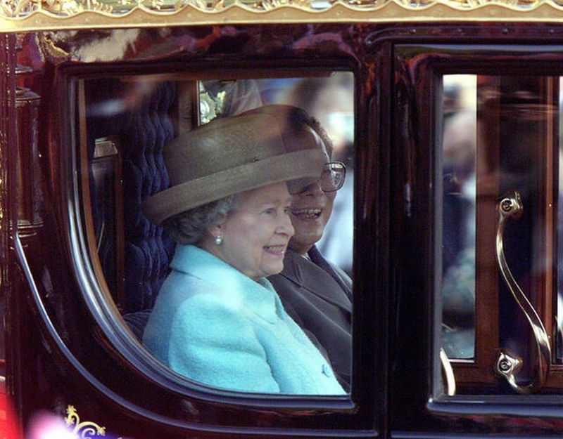 1999年10月19日，江澤民訪英，與伊利沙伯女皇二世乘坐馬車。