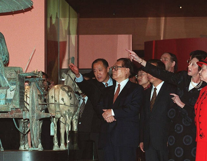 1999年，江澤民陪同英女皇參觀大英博物館秦代展品。