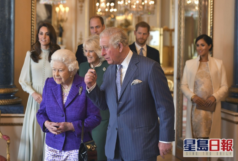 查理斯三世繼位。AP圖片