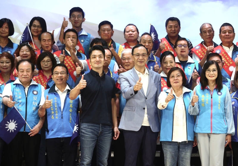 國民黨台北市長參選人蔣萬安(左3)與國民黨主席朱立倫(右3)12日連袂出席市黨部辦理台北市里長提名同志團結大會。(鄧博仁攝)