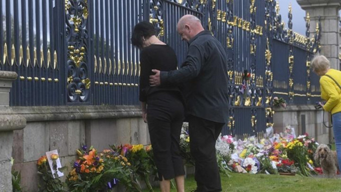 英國全國下星期日晚上8時默哀一分鐘，悼念逝世的英女皇。資料圖片