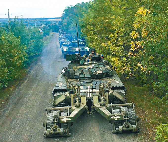 烏克蘭國防部周一發布照片，顯示烏反攻部隊在一處不明地點的多輛坦克。