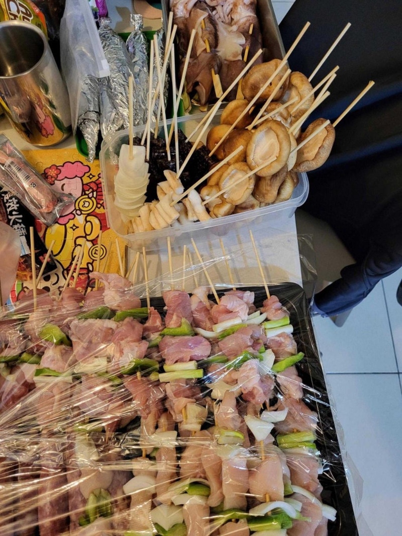 他一人從白天開始備料，希望可以晚上一起全家烤肉。（圖／翻攝自Dcard）