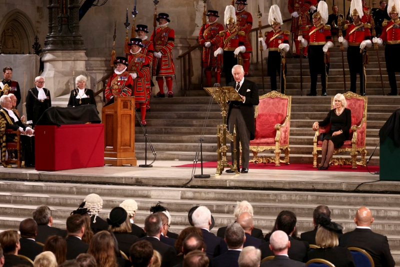 查爾斯國王帶著妻子卡蜜拉王后現身「西敏廳」（Westminster Hall），站在國會殿堂講台前，發表繼位以來首度全國演說。(圖/美聯社) 
