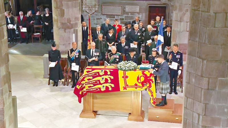 在愛丁堡聖吉爾斯大教堂,英皇查理斯三世伉儷等皇室成員,昨午見證蘇格蘭皇冠置於女皇靈柩上。