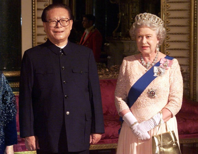 1999年10月江澤民訪英，在白金漢宮與英女皇伊利沙伯會面。
