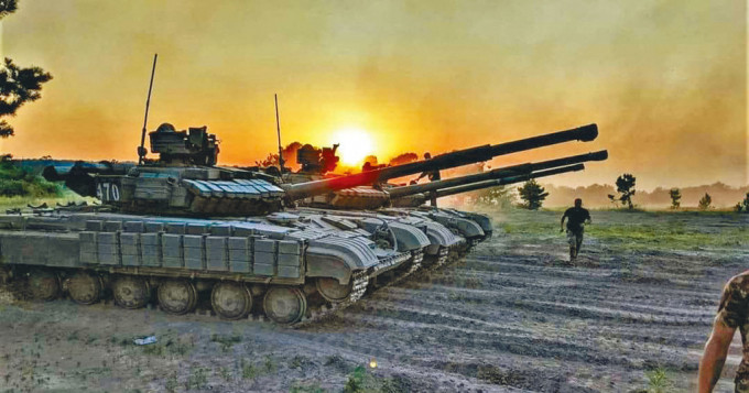 乌克兰国防部周一发布的照片显示，乌军多辆坦克正在一处阵地挺进。