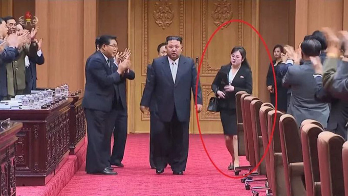 北韓領袖金正恩身邊近期出現了一位神秘的新女助手（紅圈示）。