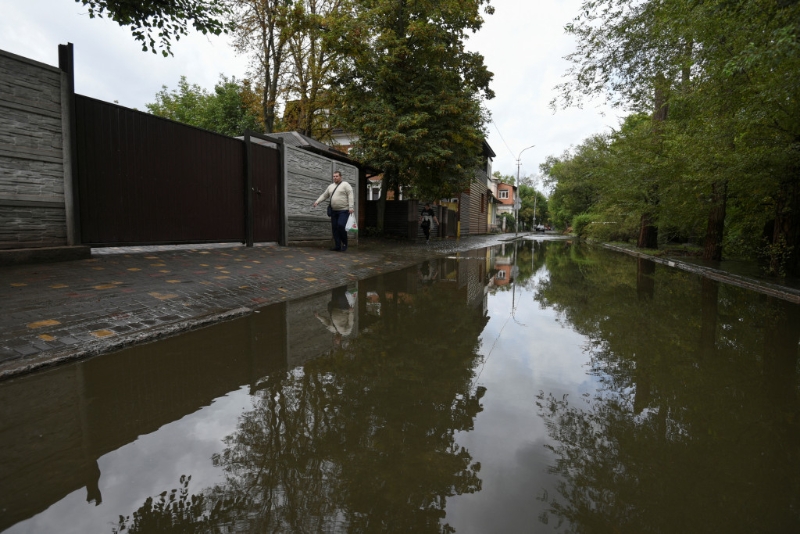 水霸被俄羅斯導彈擊中後,一名男子走在被洪水淹沒的街道上。路透社