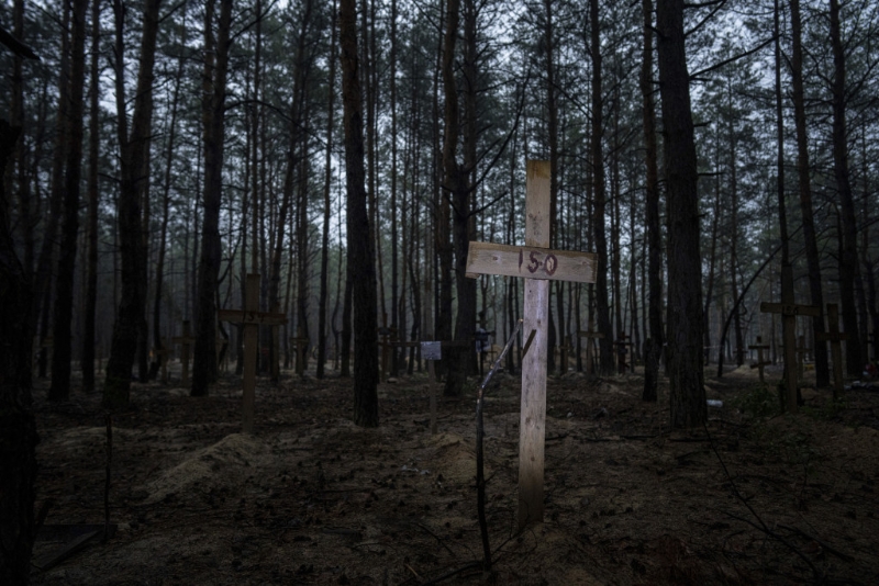 伊久姆發現埋了440具屍體的亂葬崗。AP