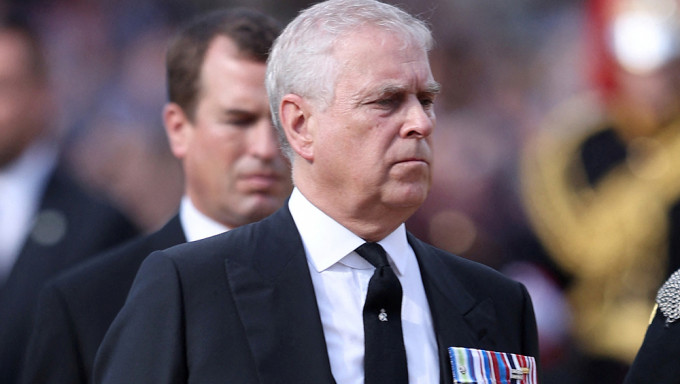 據報安德魯王子獲准穿軍服為英女皇守夜。路透