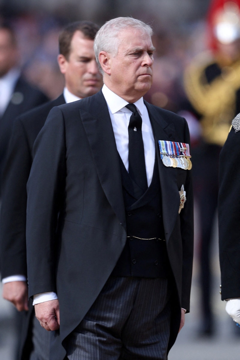 此前安德魯王子在四兄妹中僅一人穿西裝護送英女皇靈柩，顯得有點顯眼。路透