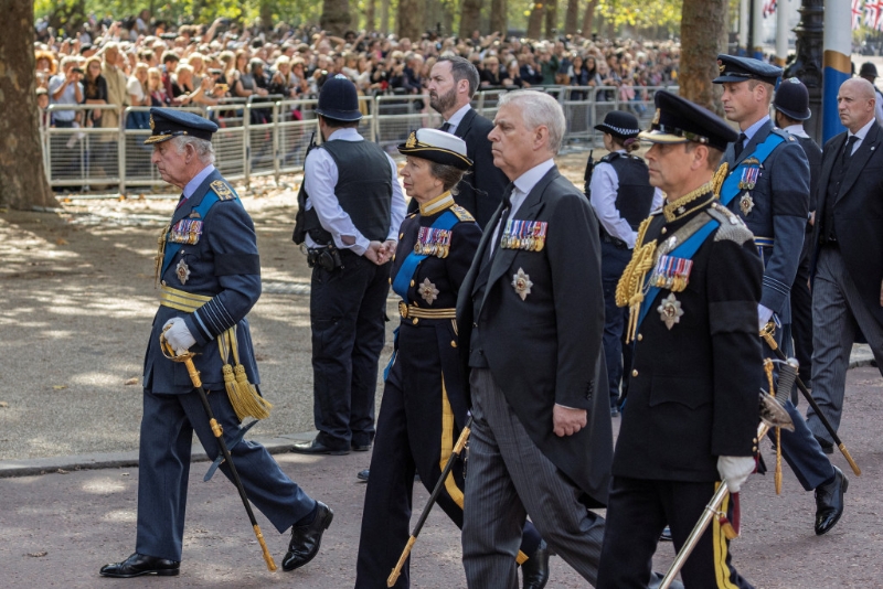 此前安德魯王子在四兄妹中僅一人穿西裝護送英女皇靈柩，顯得有點顯眼。路透