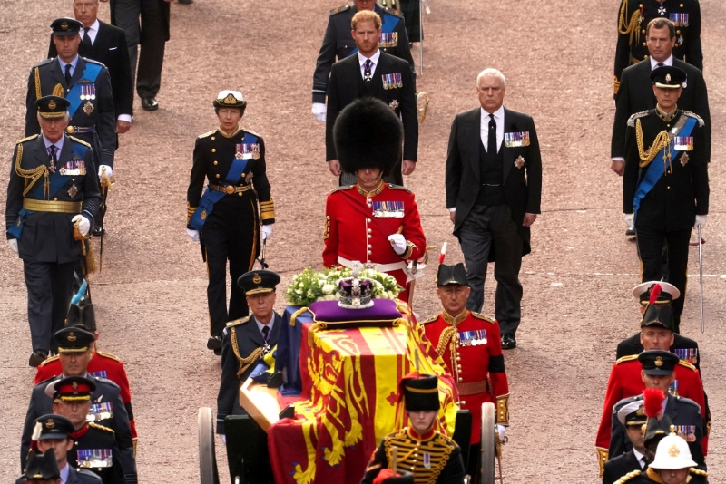 此前安德魯王子在四兄妹中僅一人穿西裝護送英女皇靈柩，顯得有點顯眼。路透