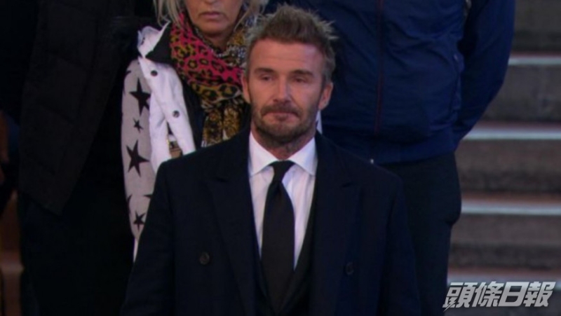 碧咸與民眾一齊排隊逾13小時進入倫敦西敏宮弔唁。網圖