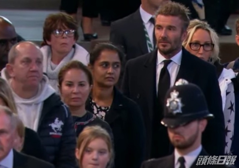 碧咸不時凝望女皇靈柩。網圖