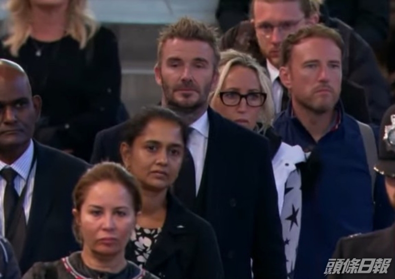 碧咸與民眾一齊排隊逾13小時進入倫敦西敏宮弔唁。網圖