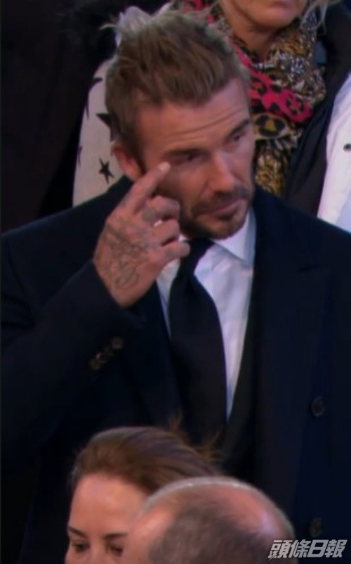 碧咸偷偷拭淚。網圖