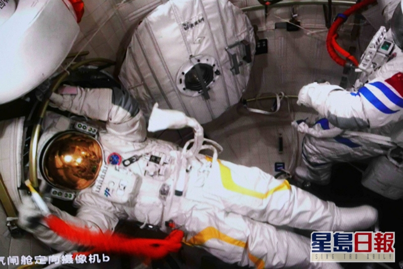  蔡旭哲結束出艙任務返回問天實驗艙。