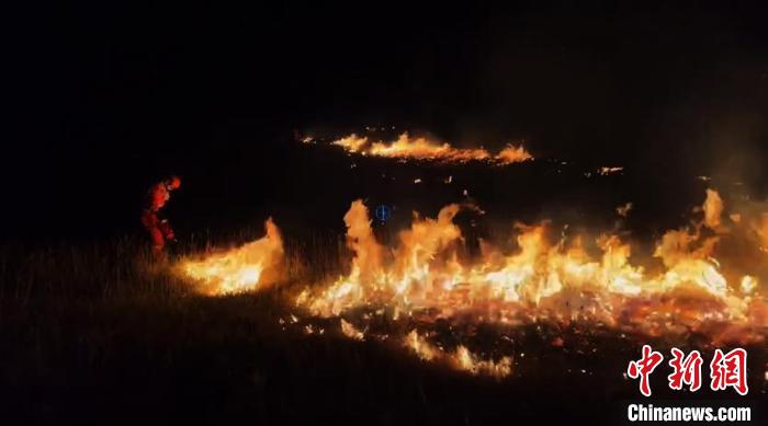 图为森林消防队员进行灭火作业。 张彬彬 摄 图为森林消防队员进行灭火作业。 张彬彬 摄