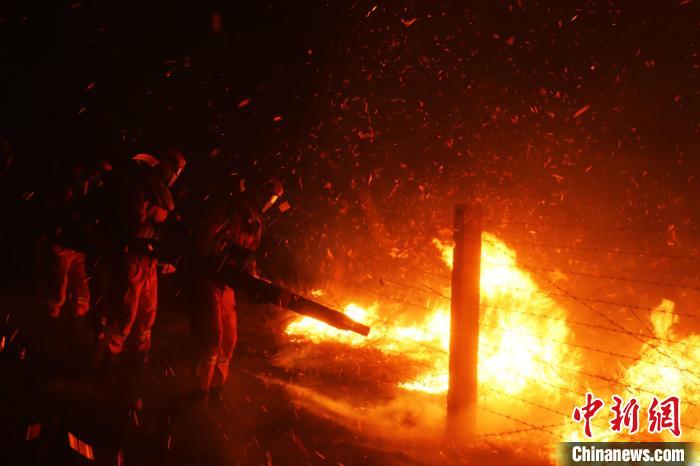 图为森林消防队员进行灭火作业。 张彬彬 摄 图为森林消防队员进行灭火作业。 张彬彬 摄