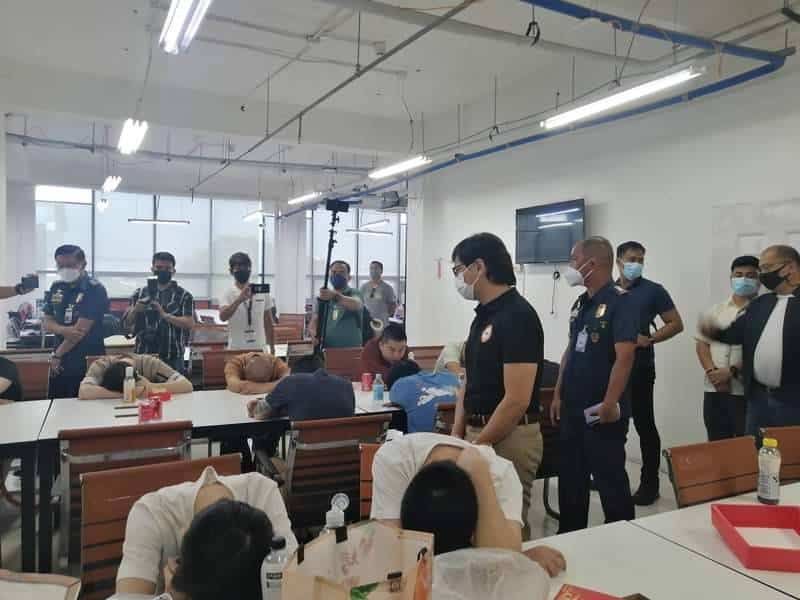 菲警方在邦板牙省安赫莱斯市展开行动，从两个机构中救出231名中国人。 网上图片