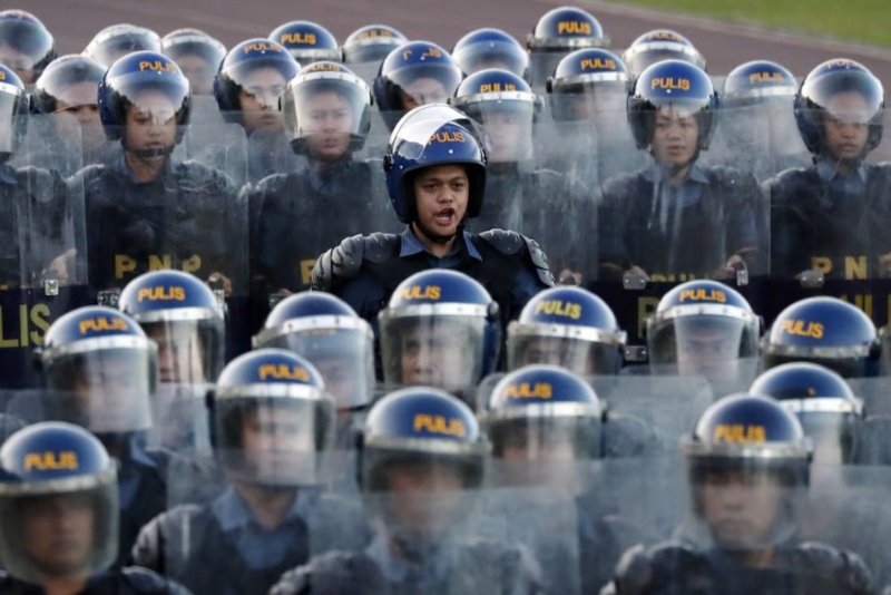 菲警方捣破离岸网络博彩公司，一周解救200多名中国公民。