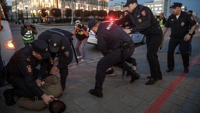 动员令后引发示威，俄罗斯叶卡捷琳堡警方拘捕抗争者。 AP