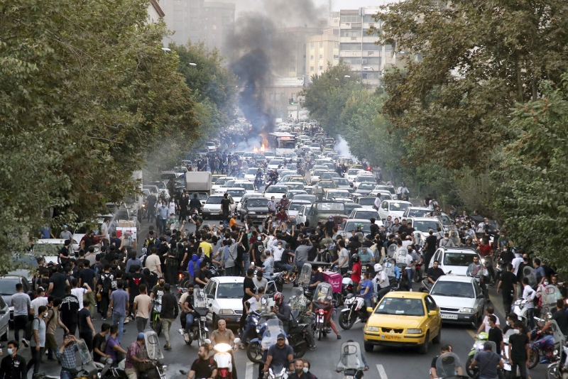 大批示威者21日聚集在伊朗德黑兰市中心。 AP