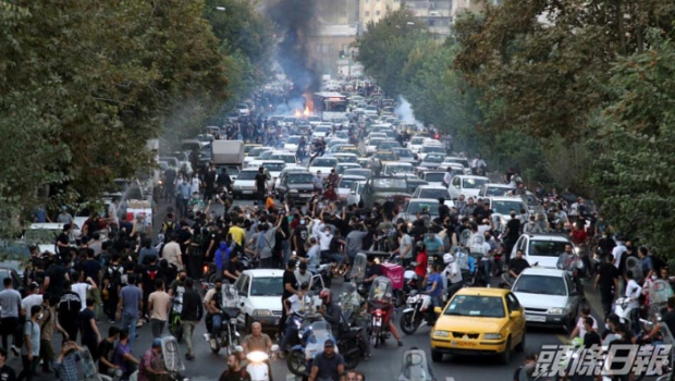 伊朗女子扣查期间死亡触发示威骚乱，团体指至少50人死
