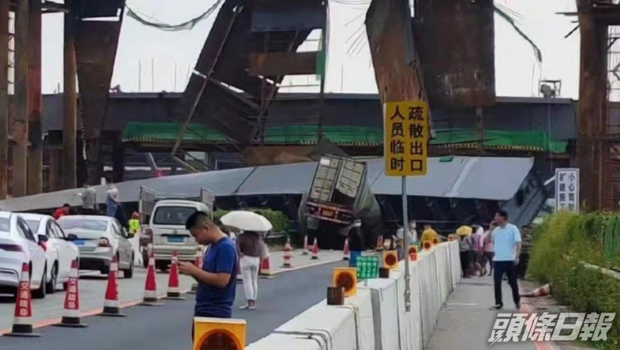 广东江门和中山在建大桥倒塌，有货车被压住　