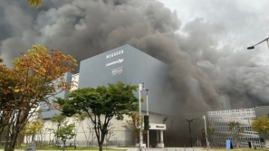 疑电动车充电爆炸，韩国商场大火酿3死1伤3失踪