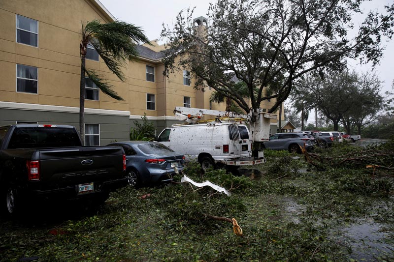 2022年9月28日，飓风伊恩在美国佛罗里达州迈尔斯堡的佛罗里达州西南部登陆，在停车场看到倒下的树木和碎片。路透社 1111