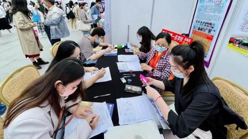 500多個職位吸引了千名學子前來咨詢。