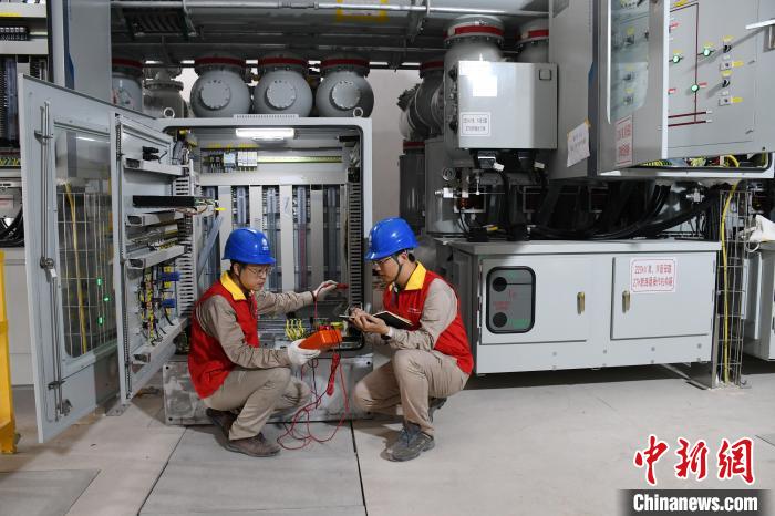 图为国网福州供电公司工作人员在220千伏盛华变电站GIS室内对设备进行投产前的检查。　陈德钧 摄