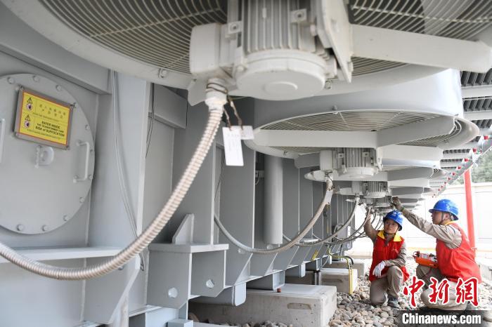 图为国网福州供电公司工作人员在220千伏盛华变电站对主变散热系统进行投产前的检查。　陈德钧 摄