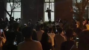 大学校厕活春宫，众同学隔玻璃围观，裸男跳窗逃走